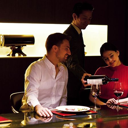 เดอะ เกท โฮเต็ล โตเกียว บาย ฮูลิค Hotel ภายนอก รูปภาพ A butler serving wine at a restaurant