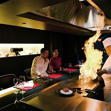 เดอะ เกท โฮเต็ล โตเกียว บาย ฮูลิค Hotel ภายนอก รูปภาพ A chef cooking with a flaming torch