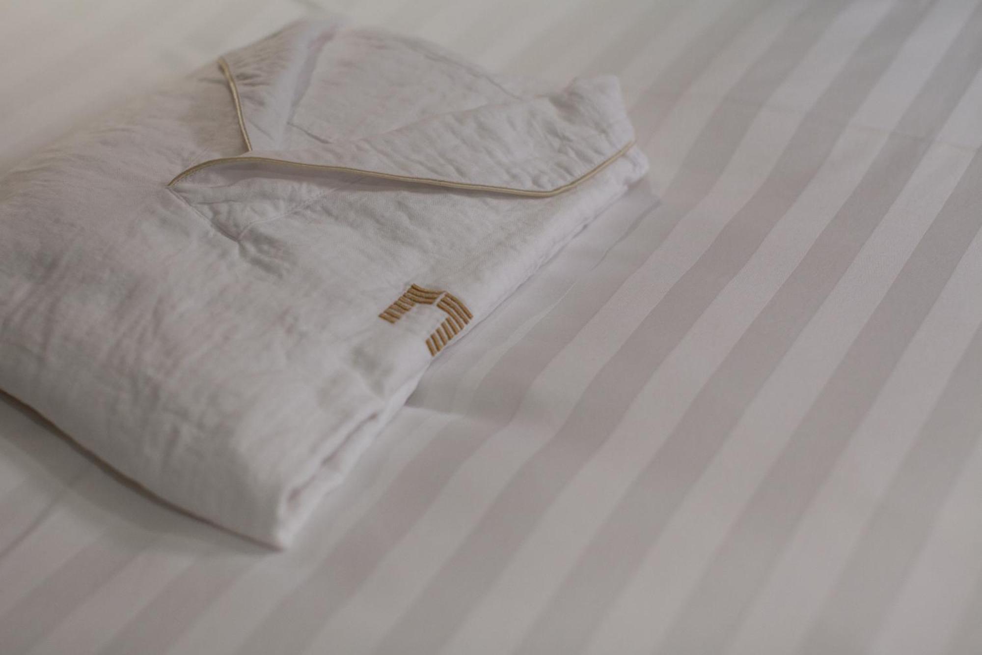 เดอะ เกท โฮเต็ล โตเกียว บาย ฮูลิค Hotel ภายนอก รูปภาพ A folded bathrobe