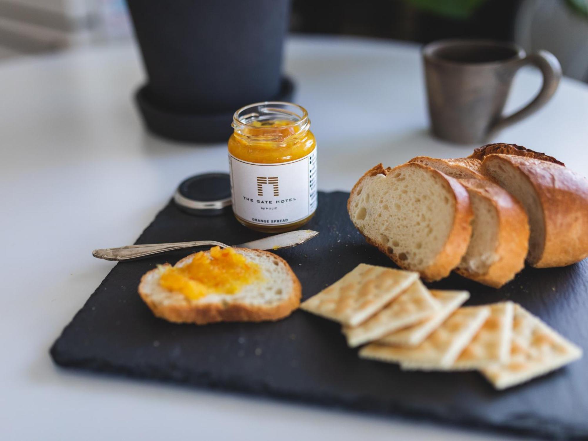 เดอะ เกท โฮเต็ล โตเกียว บาย ฮูลิค Hotel ภายนอก รูปภาพ A jar of pure saffron honey