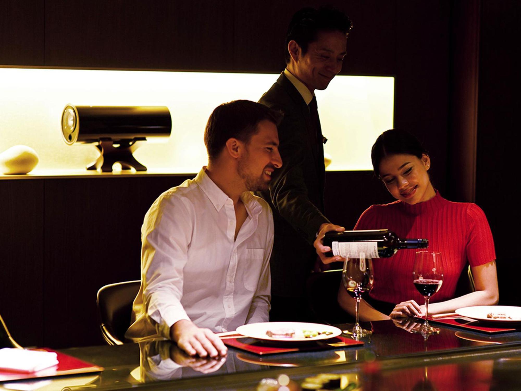 เดอะ เกท โฮเต็ล โตเกียว บาย ฮูลิค Hotel ภายนอก รูปภาพ A butler serving wine at a restaurant