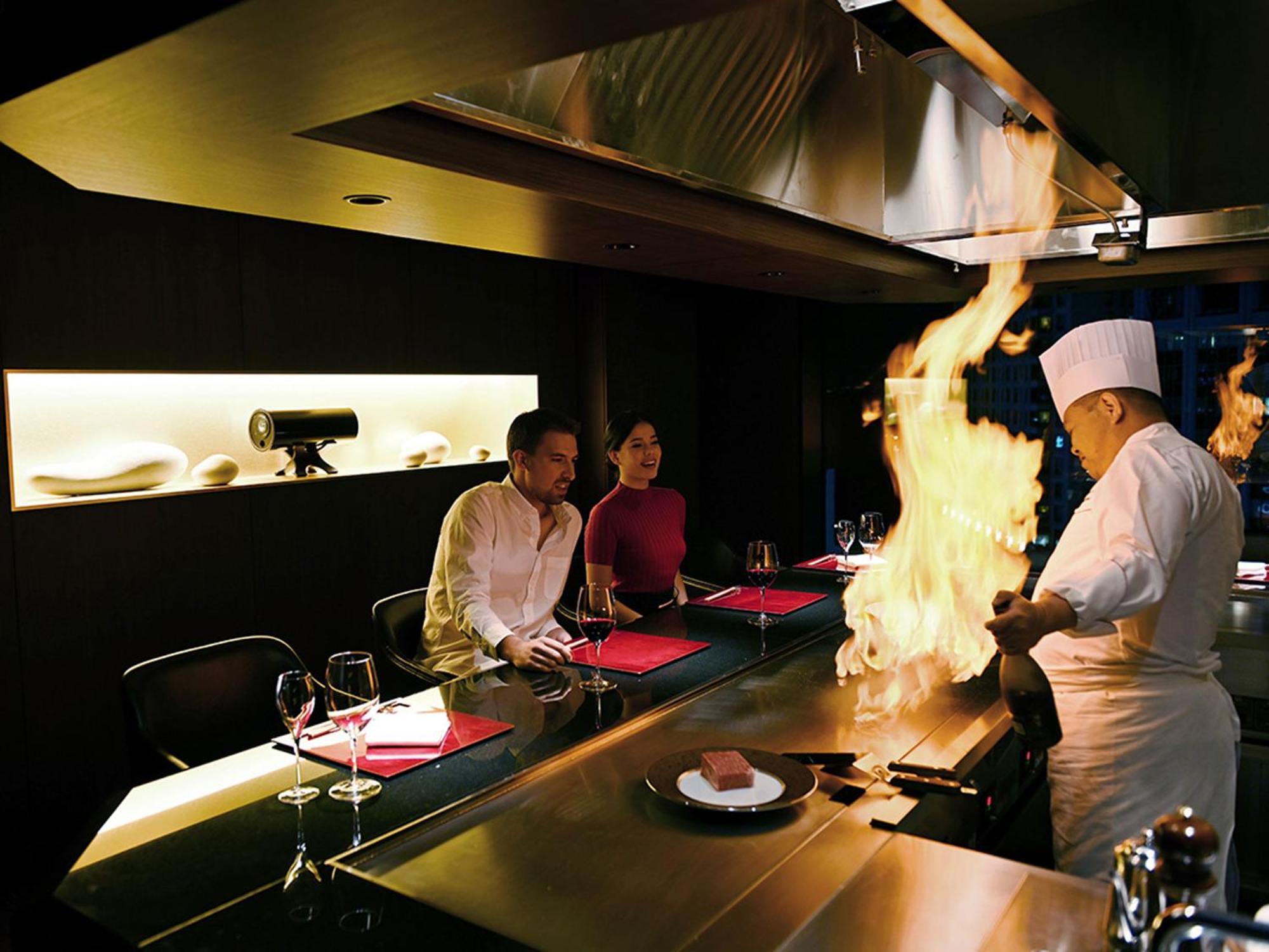 เดอะ เกท โฮเต็ล โตเกียว บาย ฮูลิค Hotel ภายนอก รูปภาพ A chef cooking with a flaming torch